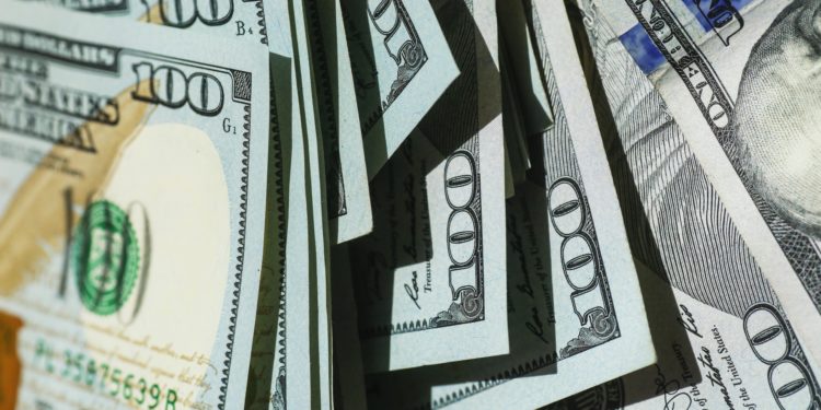 Naira gains at I&E window, closes at&nbsp;N742.9/$1