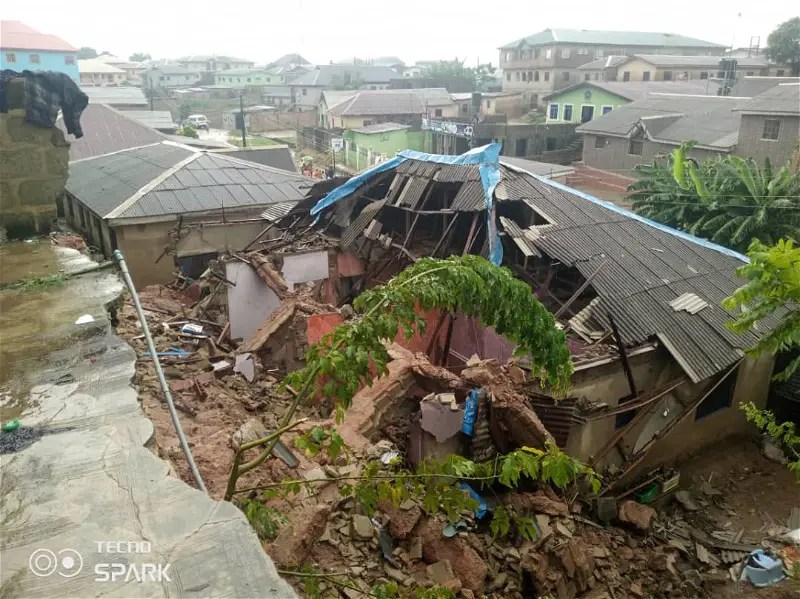 Photos: Siblings aged 7 and 9 die as fence collapses on Lagos&nbsp;building