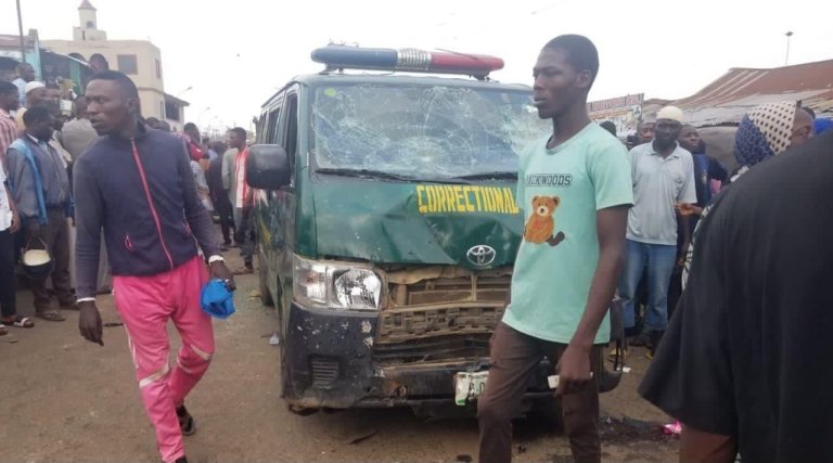 Three Feared Dead, Others Injured As Nigerian Prisons Vehicle Carrying Inmates&nbsp;Crashes