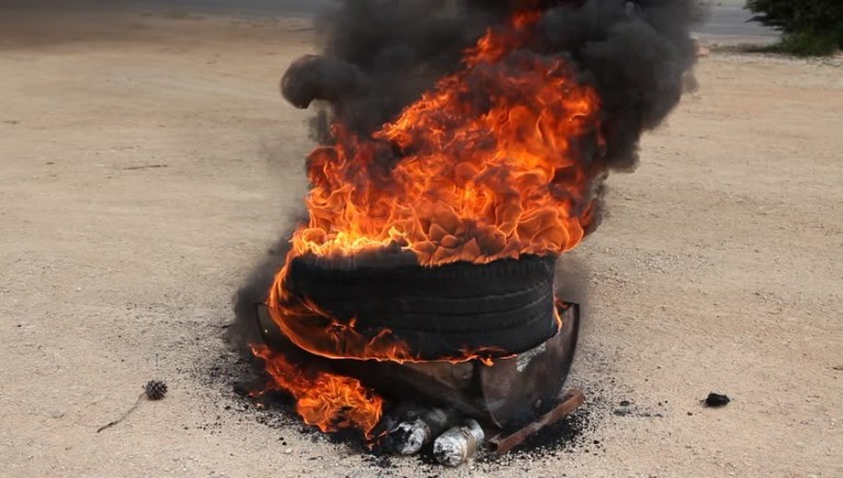 VIDEO: Angry Mob Burn Set Two Robbers Ablaze In&nbsp;Onitsha