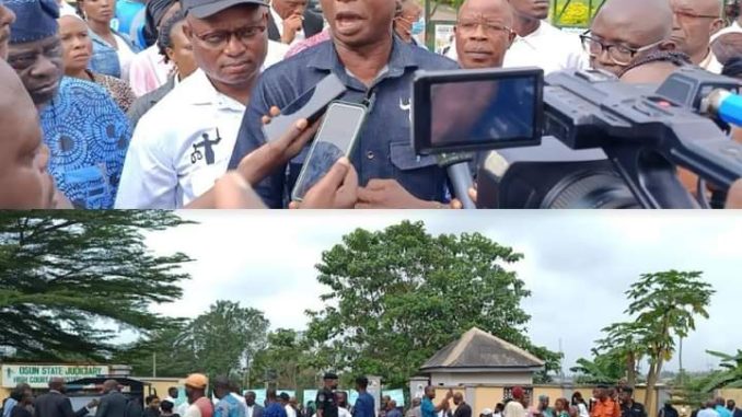 BREAKING: Protesters Storm Osun State High Court, Shut&nbsp;Gate