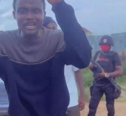 OAU Students Mock EFCC Officials During Protest With Viral “I’m Not” Challenge&nbsp;(Video)