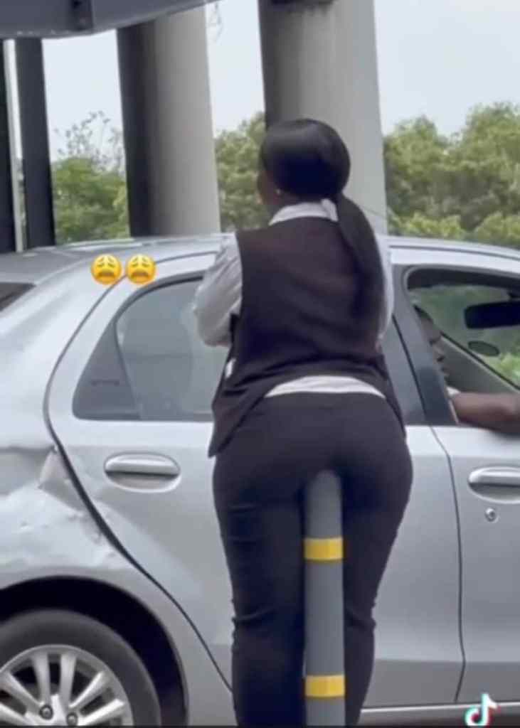 Viral Video Of A Lady Teasing Her V-Point With Pole Storms Online