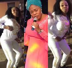 Tope Alabi Sparks Controversy with ‘Iyalaya’ Remark to Iya Are&nbsp;(VIDEO)