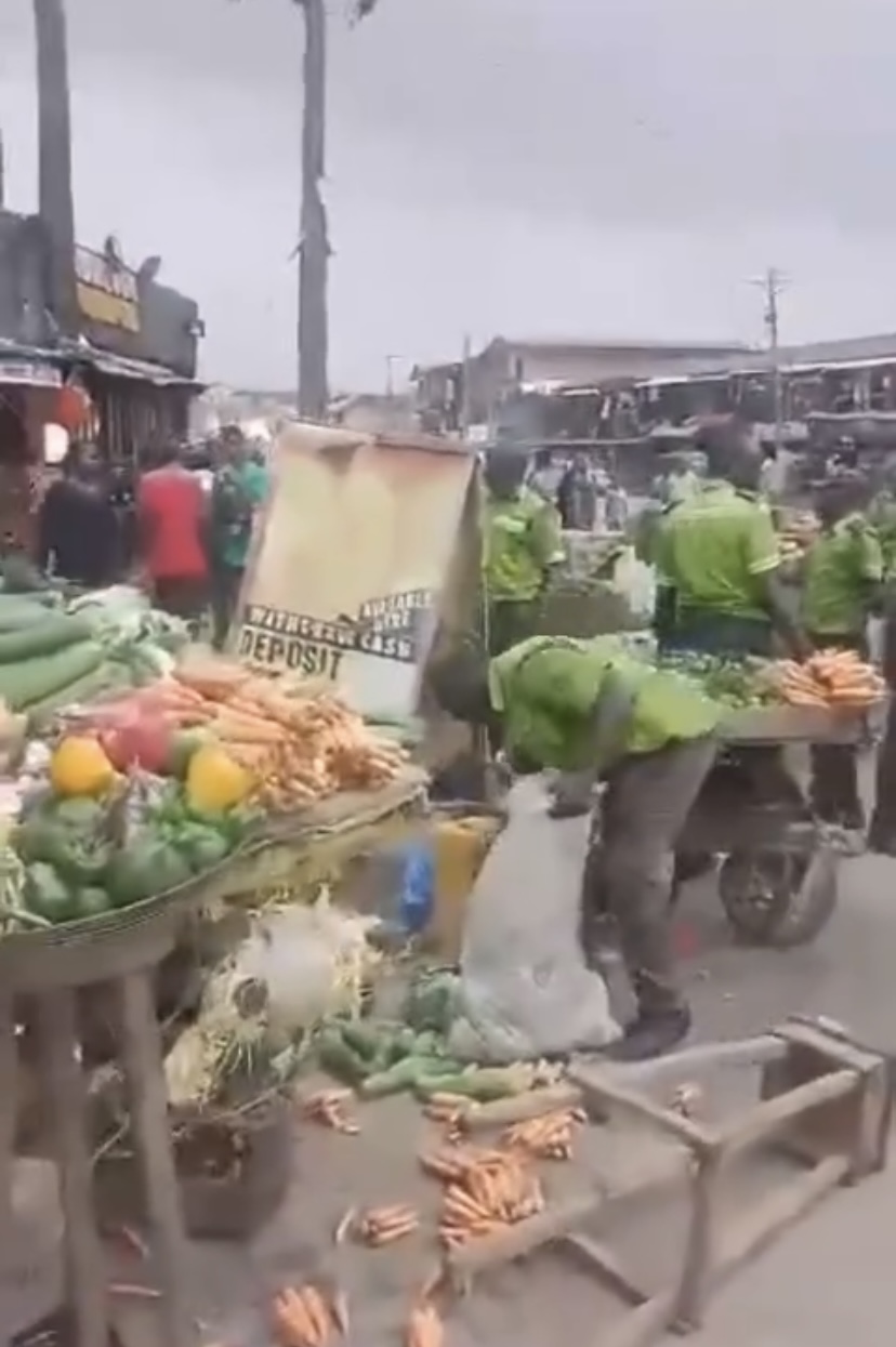 Lagos Government Seizes Goods Displayed By Traders Along Highway (Pics,&nbsp;Video)