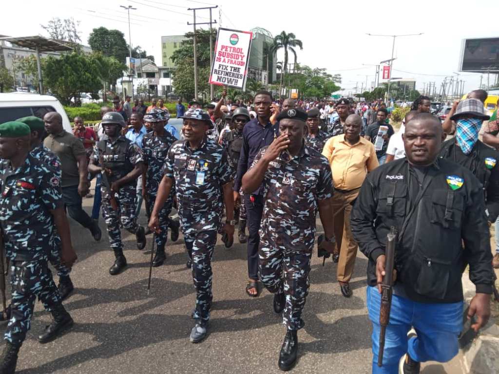 Lagos Police Commissioner Fayoade Leads Ikeja Protest, Provides&nbsp;Refreshments