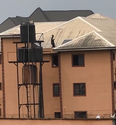 University Student Captured Praying on Roof Before Exam&nbsp;(Photo)