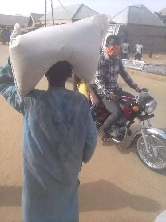 Residents Loot Rice From Kebbi Govt’s Palliatives Warehouse&nbsp;(PHOTOS)