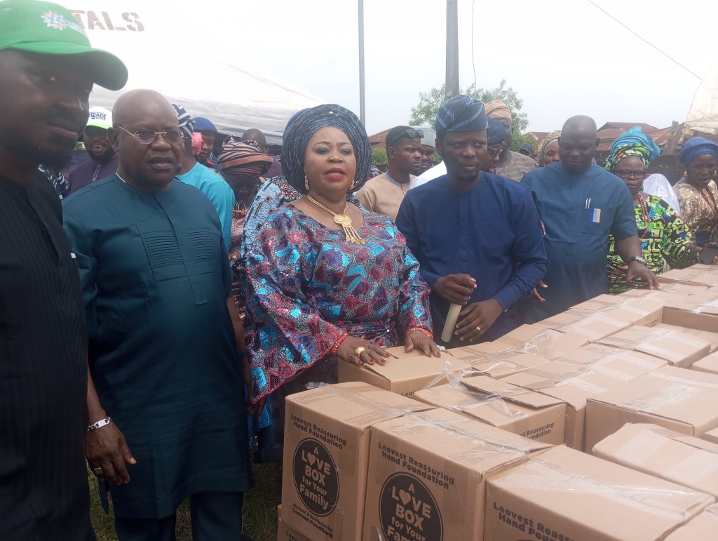Food Support: Loevest, Irekandu, PDP Osun Chairman, Yeye Dupe Storm Ibokun&nbsp;Township