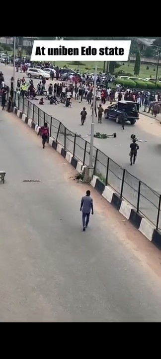 Protesting UNIBEN Students Refuse Passage To Soldiers Passing Through&nbsp;Ugbowo