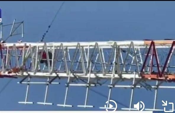 Man Climbs Abuja Radio Mast To Commit Su!cide (Video)