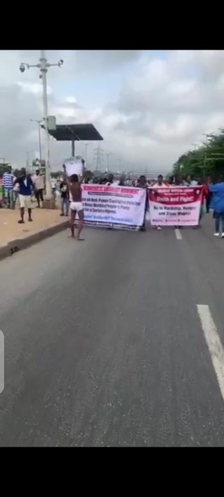Day 5: Half-Dressed Man, Others Continue #EndBadGovernance Protest In Ojota (Vid – Politics