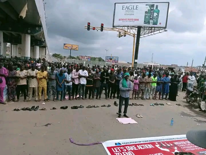 Protesters Observe Jumaat Prayers On Road In&nbsp;Osun