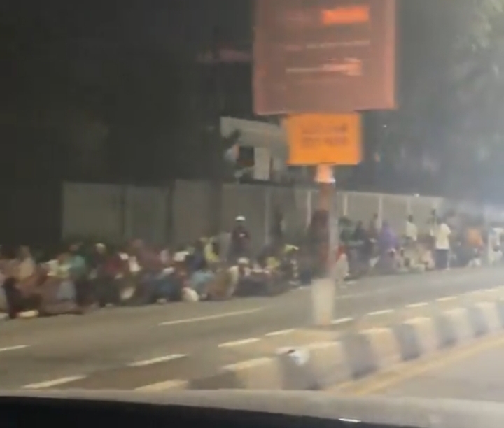 Many Lagosians Spotted In Front Of Tinubu Ikoyi House On Xmas&nbsp;Eve