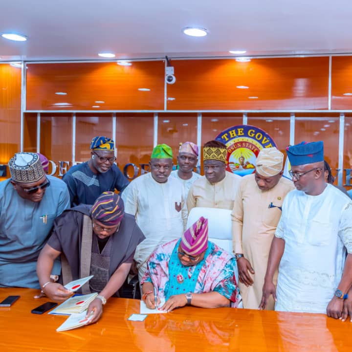 Gov Adeleke Signs 2025 Budget Into law