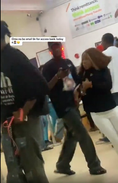 Commotion as Man Vandalizes Access Bank Over ₦1.2M Unauthorized&nbsp;Debit