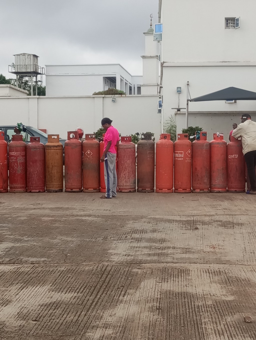 (PIC) Gas Scarcity Hits Osun, Nationwide Shortage Worsens, Price Soars to N25,000
